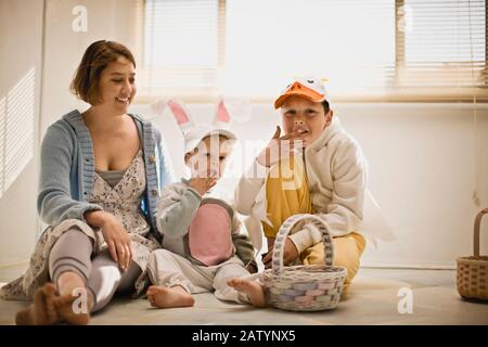 Mutter mit ihren beiden Söhnen kleidete sich zu Ostern ein Stockfoto