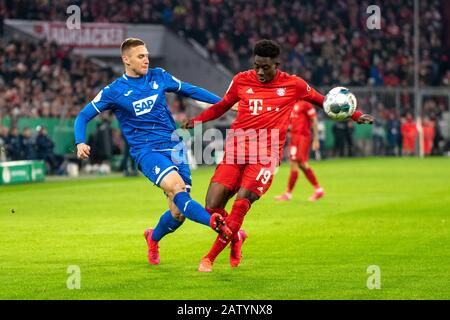 München, 5. FEBRUAR: Pavel Kaderabek (TSG 1899 Hoffenheim) und Alphonso Davies (FC Bayern Muenchen) im Fußball-, DFB-Pokal: FC Bayern Muenchen gegen TSG 1899 Hoffenheim in der Allianz Arena am 5. Februar 2020 in München. (Foto von Horst Ettensberger/ESPA-Images) Stockfoto