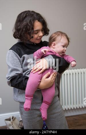 Babysitter für Teenager, Großbritannien Stockfoto