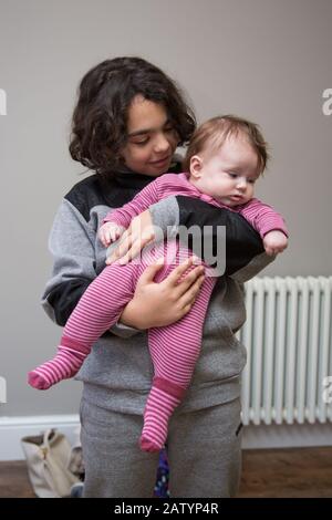 Babysitter für Teenager, Großbritannien Stockfoto