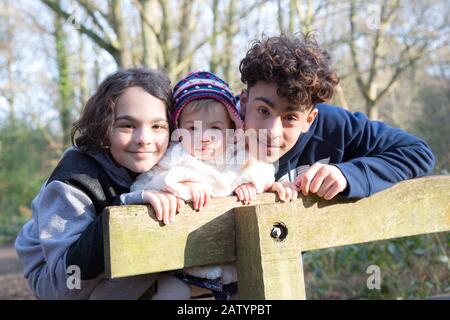 Teenager Jungen Babysitting, Großbritannien Stockfoto