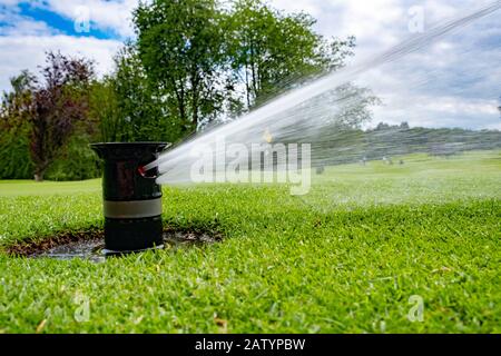 Bewässerungssystem auf dem Golfplatz Stockfoto