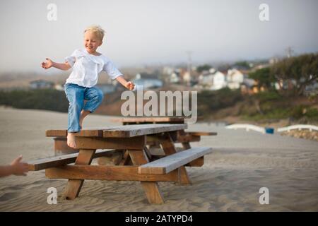 Junge Bank abspringen Stockfoto