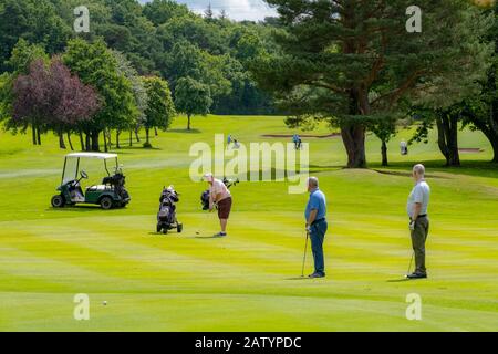 Bewässerungssystem auf dem Golfplatz Stockfoto