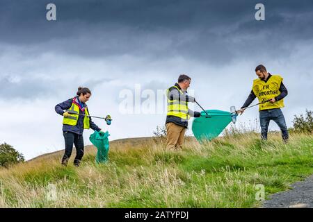 Müllpflücken in schottischer Landschaft Stockfoto