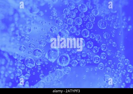 Blauer, abstrakter Hintergrund mit Wassertropfenmuster Stockfoto