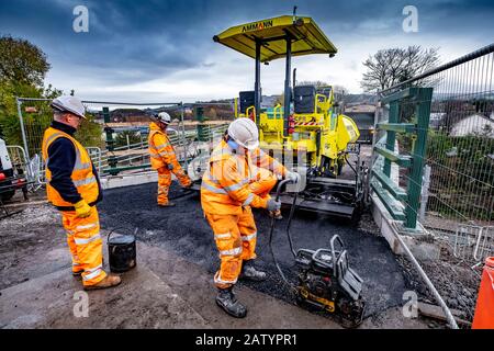 Eine neue Straße über eine Eisenbahnbrücke legen Stockfoto