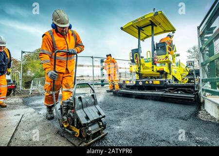 Eine neue Straße über eine Eisenbahnbrücke legen Stockfoto