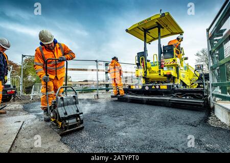 Eine neue Straße über eine Eisenbahnbrücke legen Stockfoto