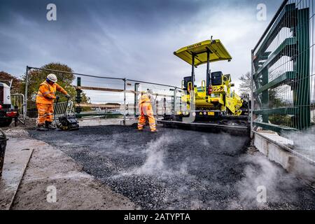 Eine neue Straße über eine Eisenbahnbrücke legen Stockfoto