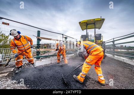 Eine neue Straße über eine Eisenbahnbrücke legen Stockfoto