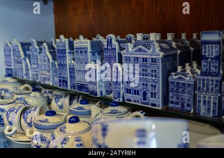 Delft, Niederlande, august 2019. In einem Laden der berühmten blau-weißen Keramik kaufen die typischen holländischen Miniaturhäuser als Souvenirs. Stockfoto