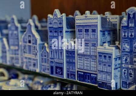 Delft, Niederlande, august 2019. In einem Laden der berühmten blau-weißen Keramik kaufen die typischen holländischen Miniaturhäuser als Souvenirs. Stockfoto