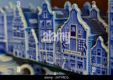 Delft, Niederlande, august 2019. In einem Laden der berühmten blau-weißen Keramik kaufen die typischen holländischen Miniaturhäuser als Souvenirs. Stockfoto