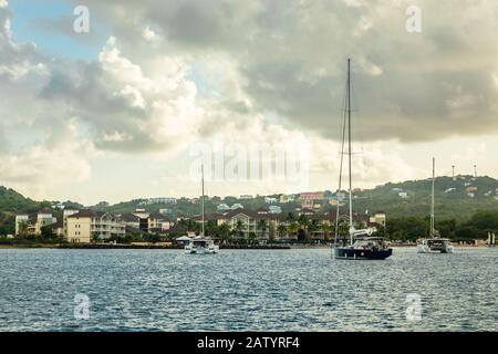 Blick auf die Bucht von Rodney mit in der Lagune verankerten Jachten und reichen Resorts im Hintergrund, Saint Lucia, karibisches Meer Stockfoto