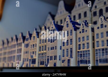 Delft, Niederlande, august 2019. In einem Laden der berühmten blau-weißen Keramik kaufen die typischen holländischen Miniaturhäuser als Souvenirs. Stockfoto