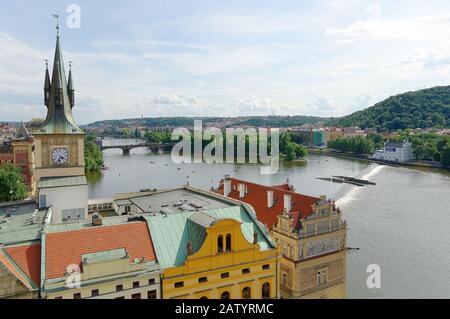 Wenn Sie Prag sagen, was normalerweise klingelt, ist die Karlsbrücke, aber es gibt viele andere interessante und schöne Sehenswürdigkeiten in der Umgebung. Stockfoto