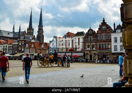 Delft, Niederlande, August 2019. Blick auf den Markt. Das Rathaus, die neue Kirche und die typischen holländischen Häuser blicken auf diesen historischen Platz Stockfoto
