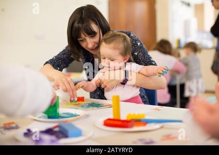 Baby-Gruppe spielt mit Farben, Großbritannien Stockfoto