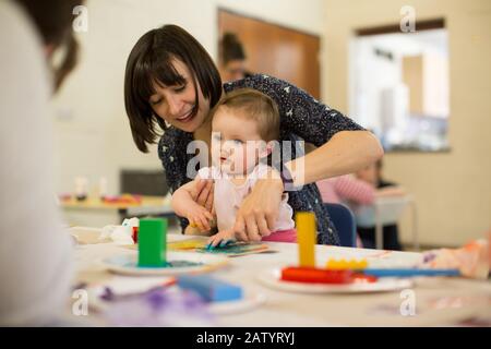 Baby-Gruppe spielt mit Farben, Großbritannien Stockfoto