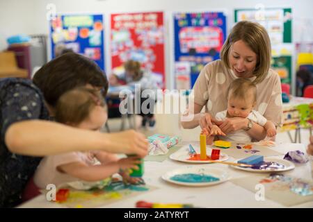 Baby-Gruppe spielt mit Farben, Großbritannien Stockfoto