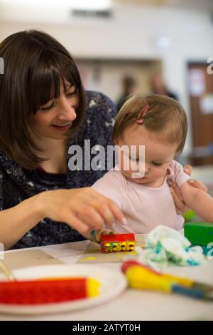 Baby-Gruppe spielt mit Farben, Großbritannien Stockfoto