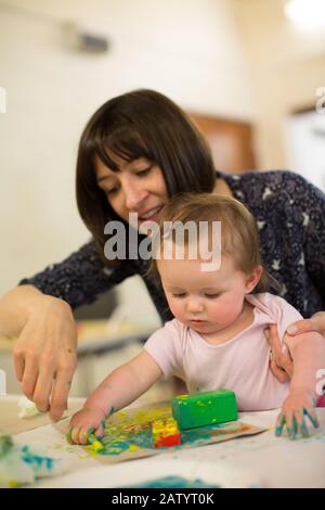 Baby-Gruppe spielt mit Farben, Großbritannien Stockfoto