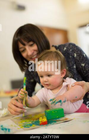 Baby-Gruppe spielt mit Farben, Großbritannien Stockfoto