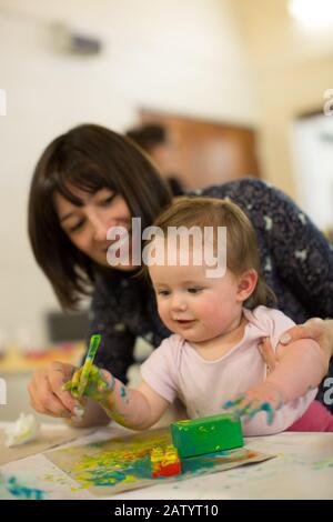 Baby-Gruppe spielt mit Farben, Großbritannien Stockfoto