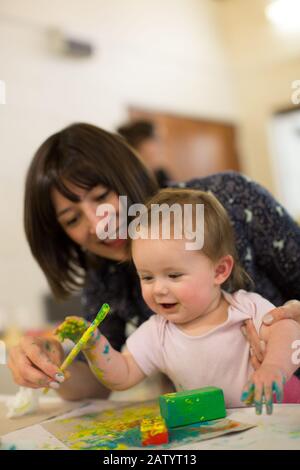 Baby-Gruppe spielt mit Farben, Großbritannien Stockfoto