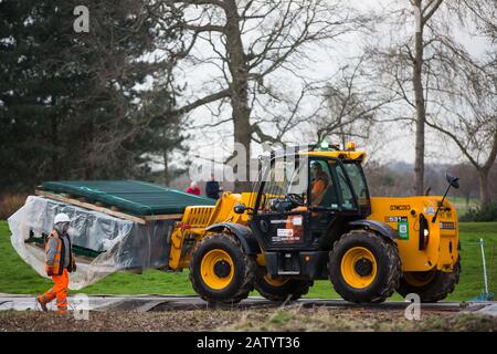 Denham, Großbritannien. Februar 2020. Ein JCB-Gabelstapler transportiert das Fechten über eine provisorische Fahrbahn im Buckinghamshire Golf Club im Colne Valley für Arbeiten, die in Verbindung mit der Hochgeschwindigkeitsstrecke HS2 geplant sind, einschließlich dem Fällen alter Bäume in einem Naturreservat auf der anderen Seite des Flusses Colne und dem Bau Einer Bailey-Brücke über den Fluss. Umweltaktivisten besetzen im Denham Country Park Bäume, um die Arbeit zu verhindern oder zu behindern. Credit: Mark Kerrison/Alamy Live News Stockfoto