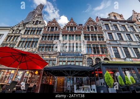 Fassaden von Baroque-Guldenhallen am historischen Stadtplatz Grote Markt in der Altstadt von Antwerpen, Flanderns, Belgien, Europa Stockfoto