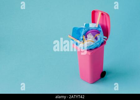 Studio geschossen von einem Rosa großer Papierkorb auf blauem Hintergrund Stockfoto