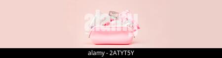 Hygieneprodukte für Frauen - sanitäre Pads und Tampons auf pinkfarbenem Hintergrund, Kopierraum. Menstruationszeitraum. Draufsicht, flaches Layout, Kopierbereich Stockfoto