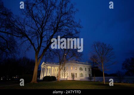 Washington DC, USA. Februar 2020. Das Weiße Haus steht am Mittwoch, 5. Februar 2020 in Washington, DC, USA. Der Senat stimmte dafür, Präsident Donald J. Trump der Vereinigten Staaten von beiden Artikeln der Amtsenthebung heute Nachmittag freizusprechen. Kredit: Stefani Reynolds/CNP /MediaPunch Credit: MediaPunch Inc/Alamy Live News Stockfoto