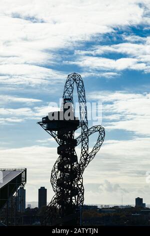 Silhouette von ArcelorMittal Orbit, Großbritanniens höchste Skulptur im Queen Elizabeth Olympic Park im Jahr 2012, Stratford, London, England, Großbritannien Stockfoto