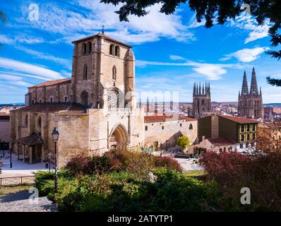 Iglesia gótica de San Esteban (Museo del retablo) con la catedral al fondo. Burgos. Castilla León. España Stockfoto