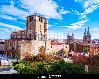 Iglesia gótica de San Esteban (Museo del retablo) con la catedral al fondo. Burgos. Castilla León. España Stockfoto