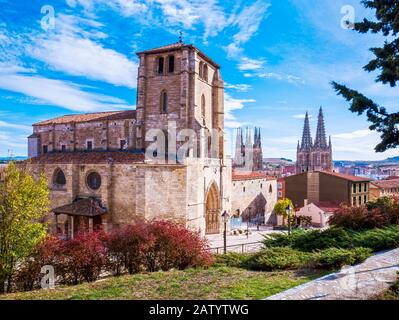 Iglesia gótica de San Esteban (Museo del retablo) con la catedral al fondo. Burgos. Castilla León. España Stockfoto