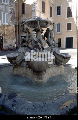 2001 , ITALIEN : ROMA - Fontana delle Tartarughe auf der Piazza Mattei - Wasserschildkröten - Schildkröte - tartaruga - ROM - ITALIEN - ITALIEN - TURISMO - TOURISMUS - Stockfoto