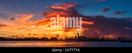 Ein atemberaubender Sonnenuntergang über der Skyline von Miami Stockfoto