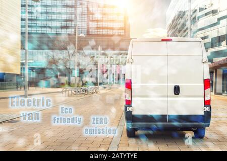 Kleintransporter für die elektrische Lieferung in der europäischen Innenstadt. Umweltfreundliches LKW-Kleintransporter ohne Emissionen liefern Paket Stockfoto