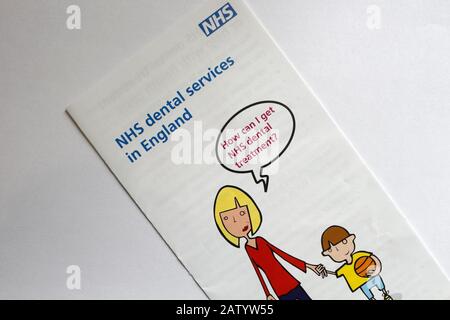 Broschüre mit Erläuterungen zu zahnmedizinischen Dienstleistungen von NHS in England Stockfoto