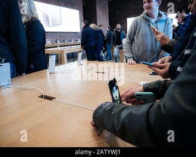 Paris, Frankreich - 3. November 2017: Eine große Gruppe von Kunden, die im Apple Store das neueste professionelle iPhone-Smartphone von Apple Computers bewundern Stockfoto