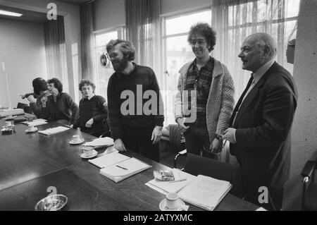 Minister den Uyl spricht mit Jugendorganisationen über das Beschäftigungsprogramm. Die Jugend von den Uyl und Van Drongelen, Voster und Langel CDV Kontaktdatum: 4. Februar 1982 Stichwörter: Name der Ministerperson: Uyl, Joop den Stockfoto