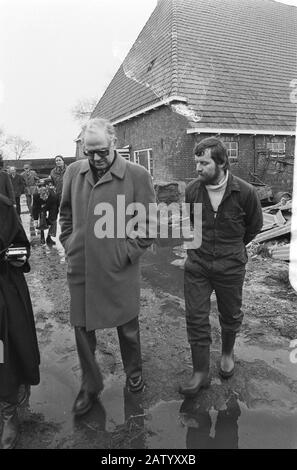 Minister van der Stee (Landwirtschaft), der von Schnee besucht wurde, traf Nordprovinzen Minister Fons van der Stee bei Bauer Ynse Stienstra in Beetgumermolen, Friesland Datum: 26. Februar 1979 Ort: Beetgumermolen, Friesland, Menaldumadeel Stichwörter: Besuch, Minister, Tiername: Sete, Fons van der, Stienstra, Ynse Stockfoto