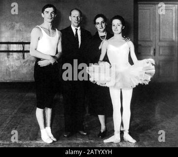 1958 c , Leningrad , RUSSLAND : der junge russische Balletttänzer RUDOLF NUREYEV ( 1938 - 1993 ) in Leningrad am Kirov Theater mit seinem Lehrer Alexandre Stockfoto