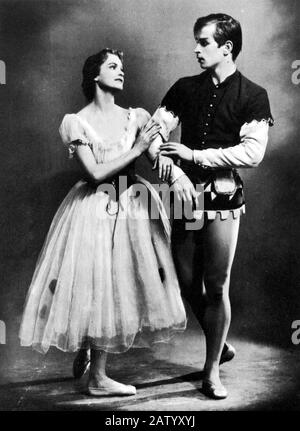 Der junge russische Tänzer RUDOLF NUREYEV ( 1938 - 1993 ) in Leningrad , Russland , mit Irina Kolpakova im Ballett GISELLE - BALLETTO - DANZA - BALL Stockfoto