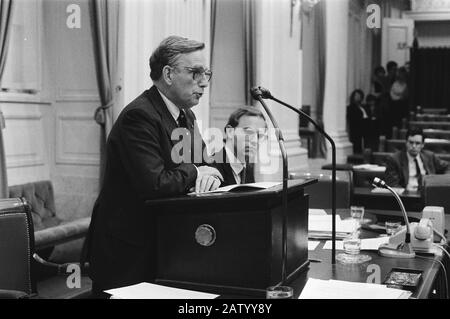 Dringende Debatte mit Minister Korthals Altes im Haus Der Sklaven Burgs Bankminister Korthals Altes Rededatum: 19. Mai 1983 Ort: Den Haag, Südholland Schlüsselwörter: Banken, Betrug Parlamentsdebatten Personenname: Korthals Altes, Frits Institutionenname: Unterhaus Stockfoto