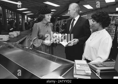 Königin Beatrix eröffnet neue Zentralbibliothek von Rotterdam-Königin Beatrix zum Eröffnungstermin: 7. Oktober 1983 Ort: Rotterdam, South Holland Schlüsselwörter: Bibliotheken, Königinnen, Eröffnungen Personenname: Beatrix ( Königin Niederlande) Stockfoto